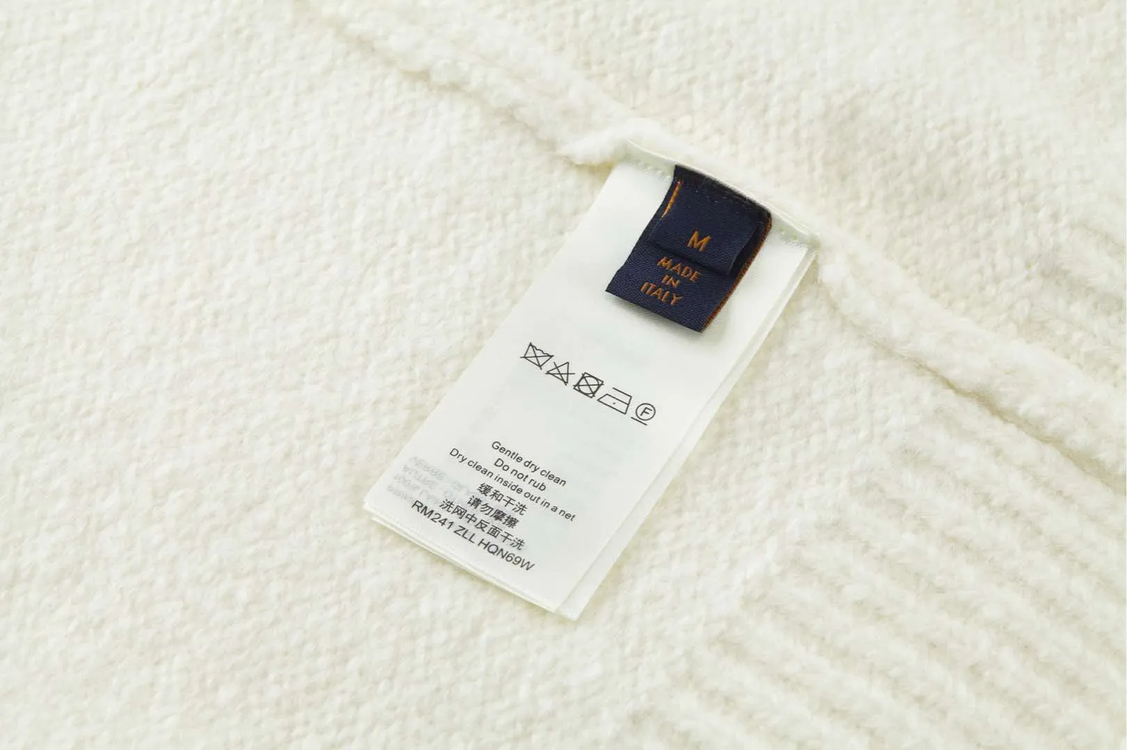 🅿️500 1v 25SS mirror logo intarsia sweater (off-white) originally purchased for 10,800, new color in 25 years, custom-woven and dyed sheep wool 55%, yak hair 21% nylon 20% Spandex 4% wool looped yarn, looped yarn has high ductility and good elasticity. It is different from the non-elastic version on the market. The special washing process is very soft and skin-friendly. It is a 3-needle knitting process. The thickness of each stitch of the intarsia on the clothes logo is consistent with the original version. The back logo is a mirror intarsia. The upper body is skin-friendly and versatile. It is an autumn and winter item that can be worn in front of others. Size:S-M-L
